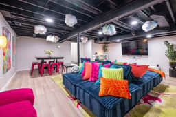 The Blue Villa: Luxe 3B2B Hot Tub Game Rm Steps from DTWN LS