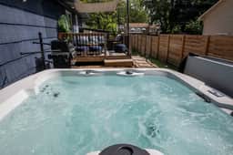 The Blue Villa: Luxe 3B2B Hot Tub Game Rm Steps from DTWN LS
