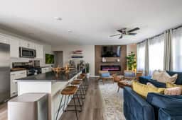 The Blue Villa: Luxe 3B2B Hot Tub Game Rm Steps from DTWN LS