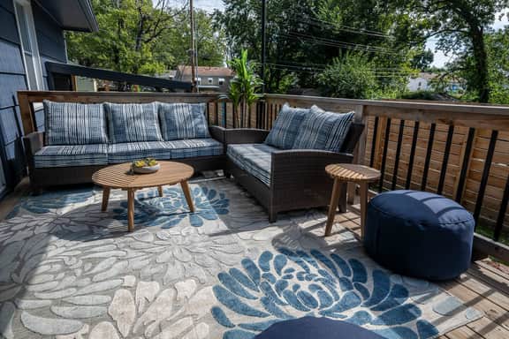 The Blue Villa: Luxe 3B2B Hot Tub Game Rm Steps from DTWN LS