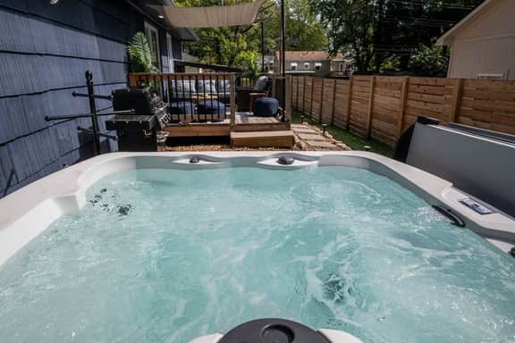 The Blue Villa: Luxe 3B2B Hot Tub Game Rm Steps from DTWN LS